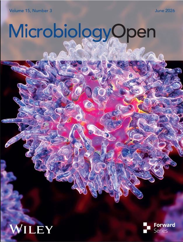 Portada de la revista MicrobiologyOpen con imagen microscópica