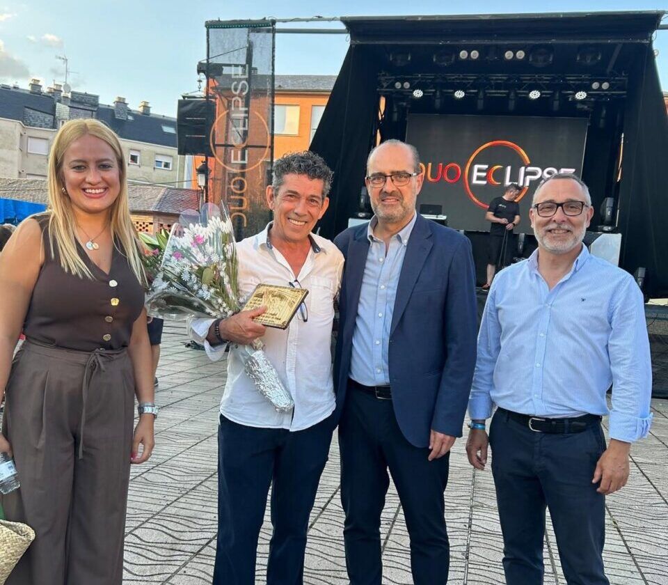 Oliver Bao junto a otros asistentes en un evento festivo