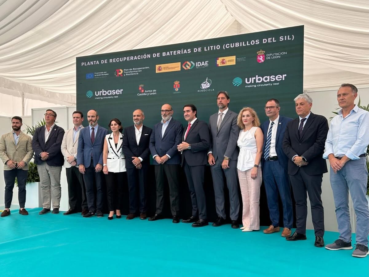 Acto de colocación de la primera piedra de la planta de reciclaje de baterías en Cubillos del Sil.