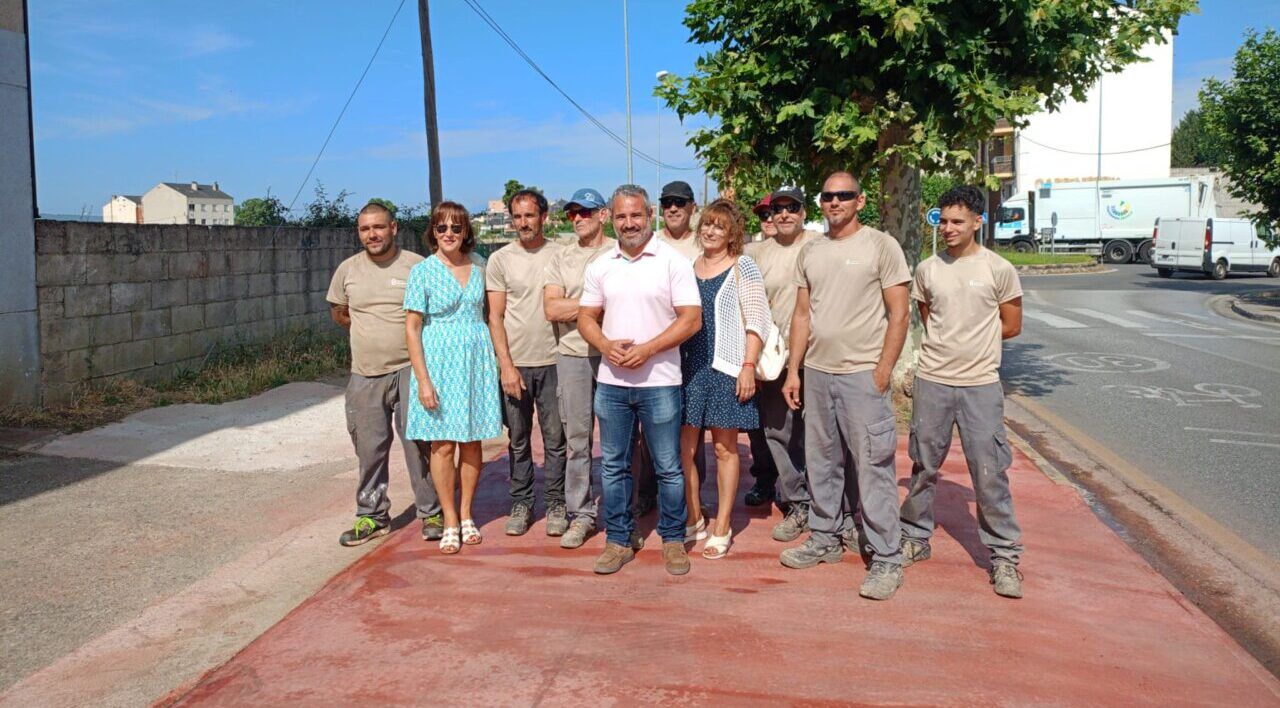 Grupo de trabajadores y autoridades en la mejora de aceras en Ponferrada