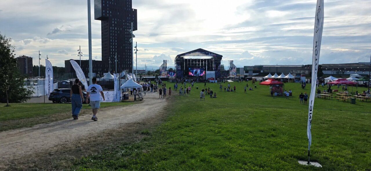 Vista del festival Planeta Sound en La Rosaleda con asistentes y escenario
