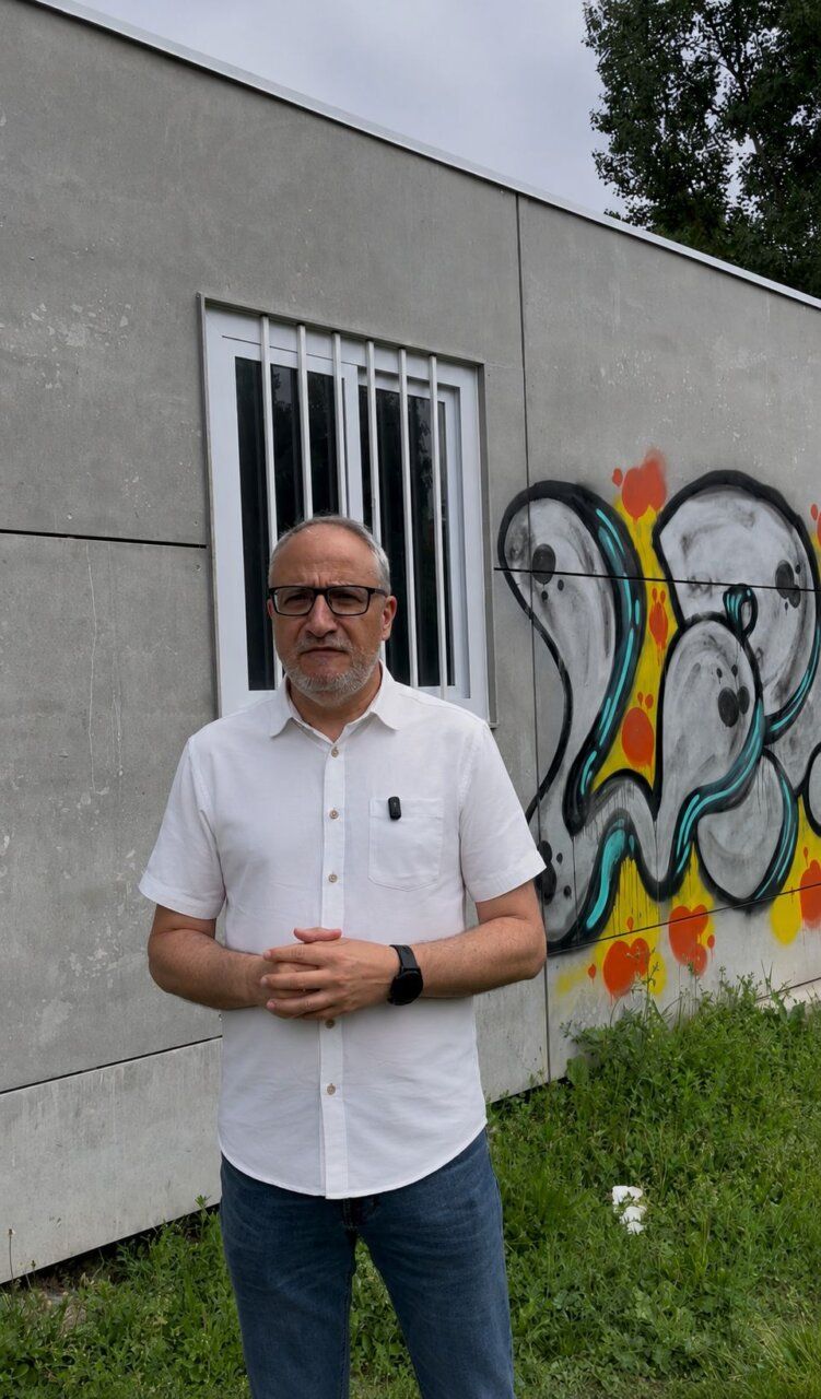 Miembro del PSOE de Ponferrada frente a un mural en una pared
