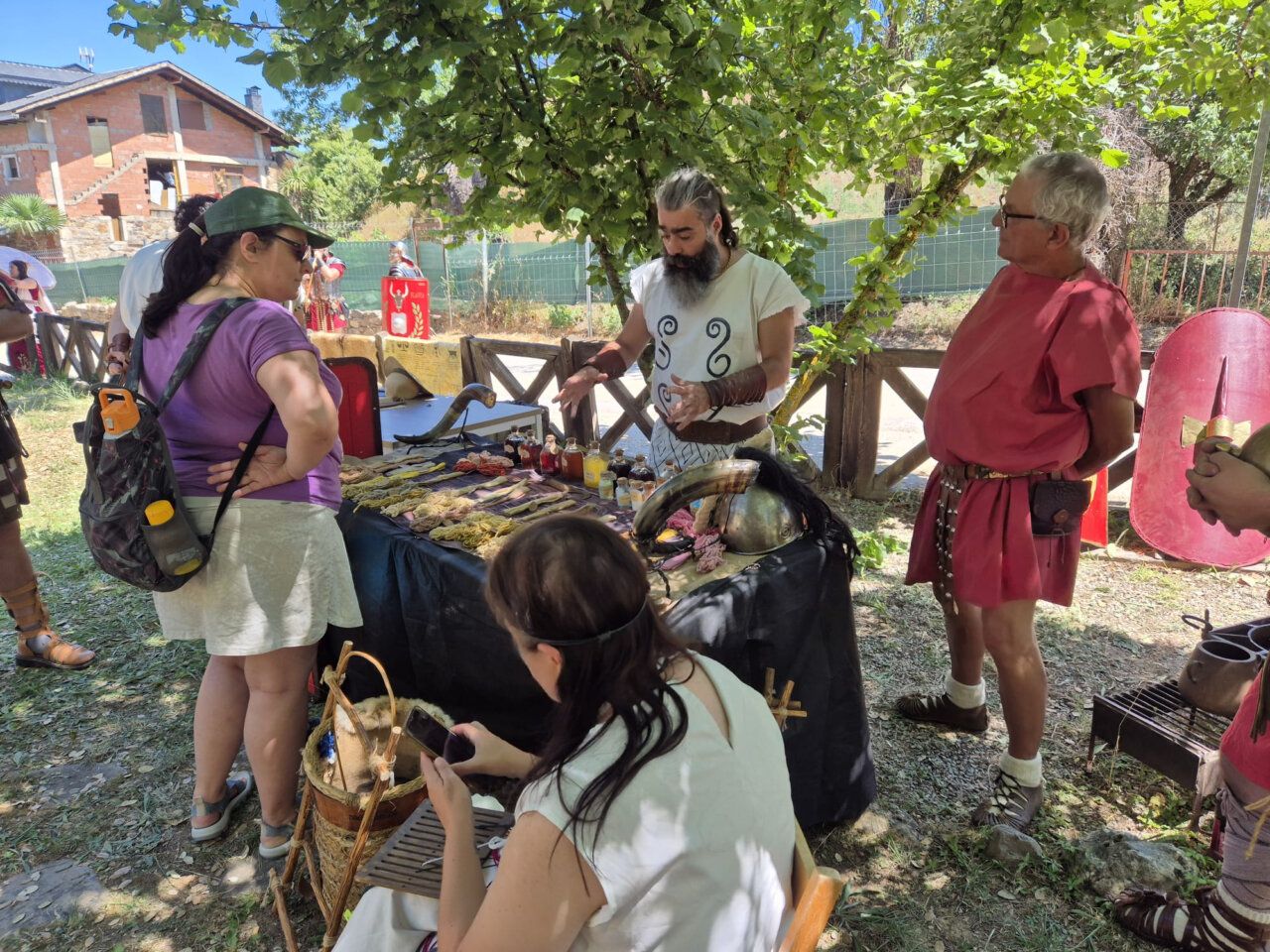 Recreación histórica en Las Médulas con participantes en vestimenta romana