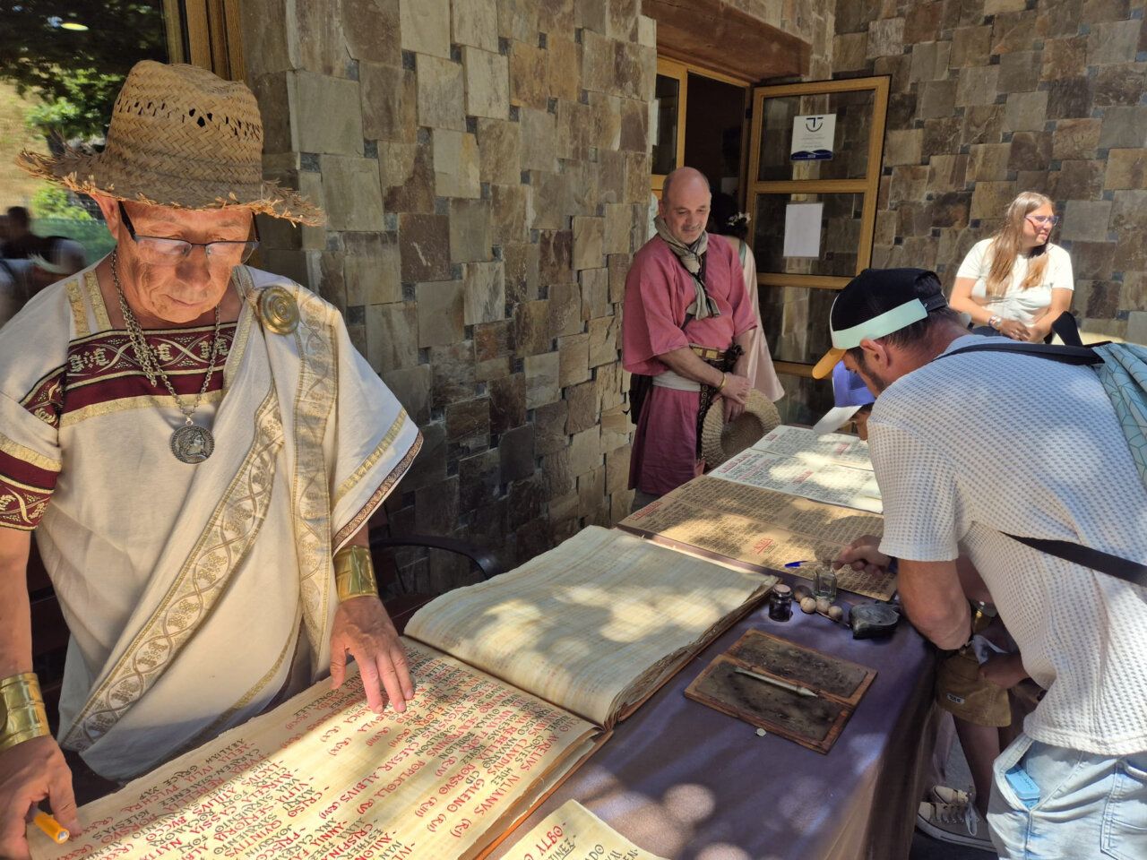 Recreacionistas romanos interactuando en Las Médulas durante la III Lvdvs Avrvm