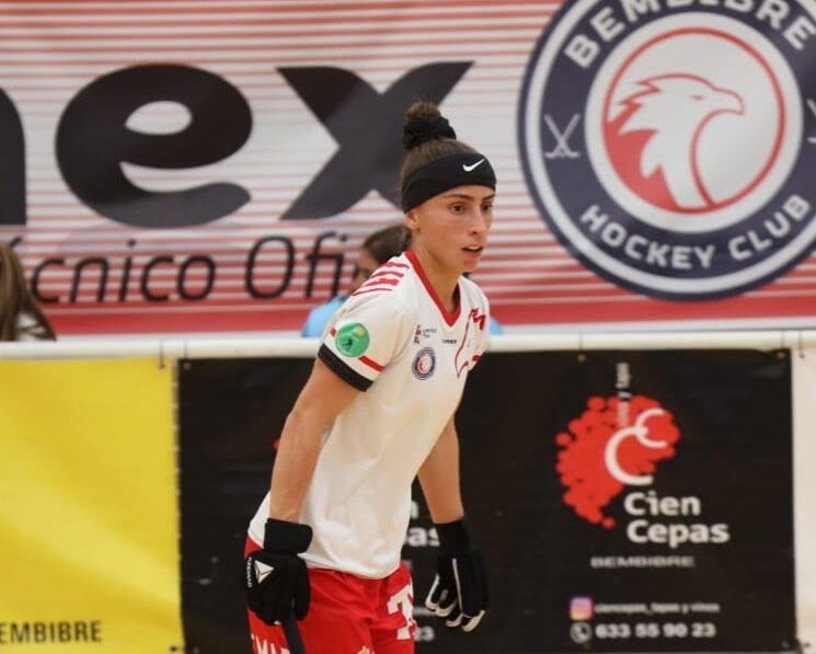 Bea Várzeas jugando hockey sobre patines en el Bembibre H.C.
