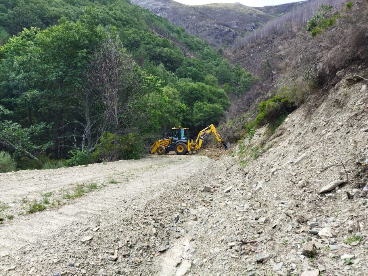 Maquinaria trabajando en la reparación de la captación de agua en Palacios de Compludo