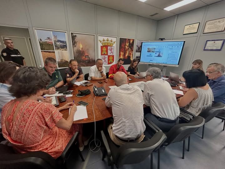 Reunión del CECOPI sobre el incendio en Castropodame con varios participantes