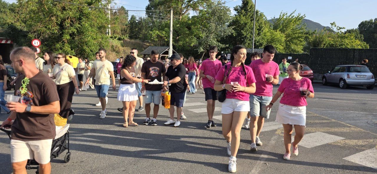 Grupo de personas disfrutando en el Sábado de Peñas en Toral de los Vados