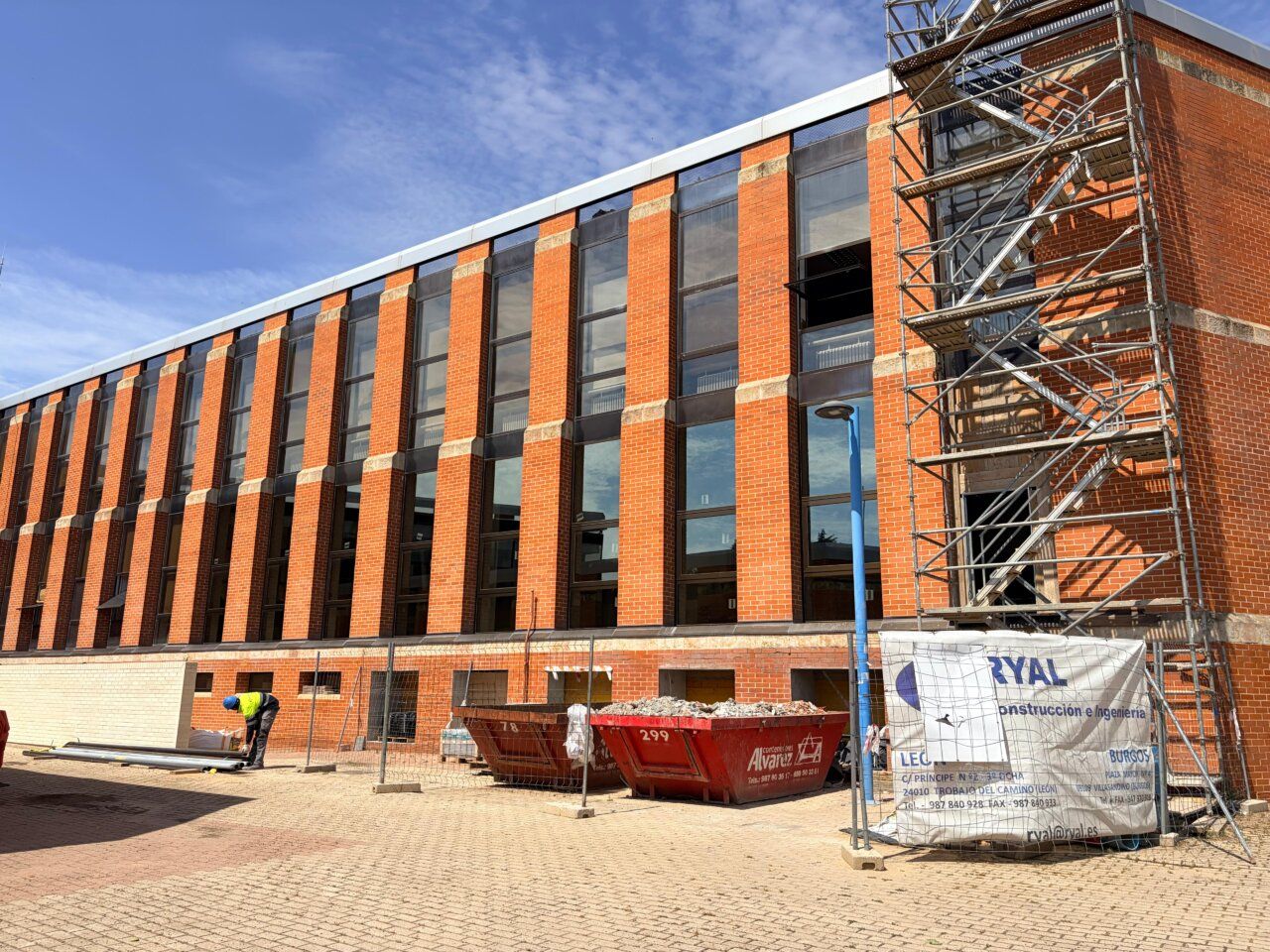 Fachada de la nueva sala de disección en la Universidad de León en construcción