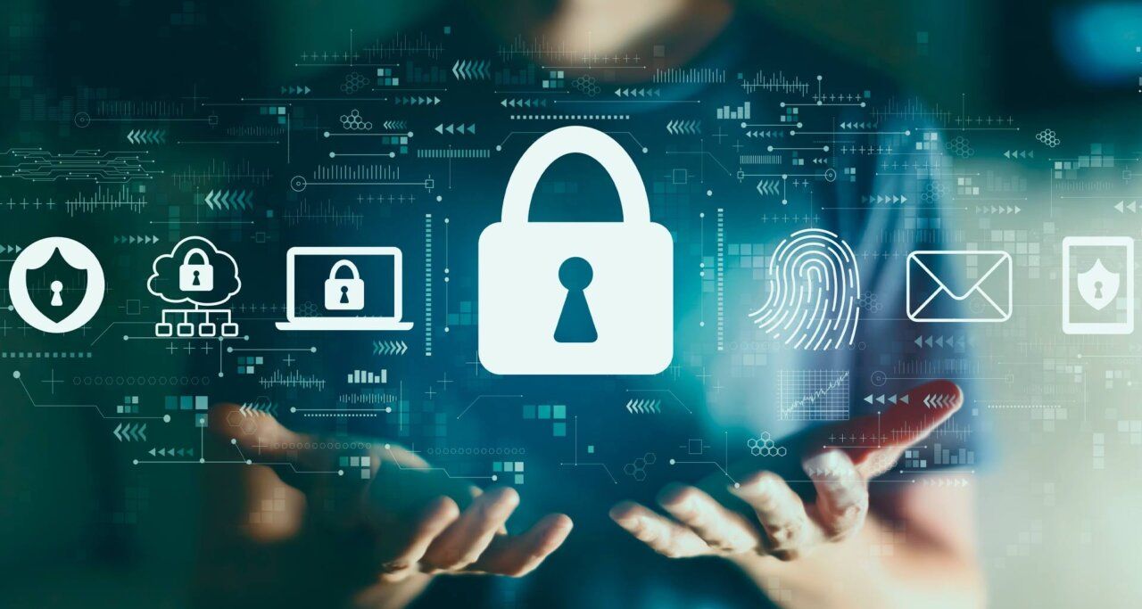 Persona sosteniendo íconos de ciberseguridad y protección de datos