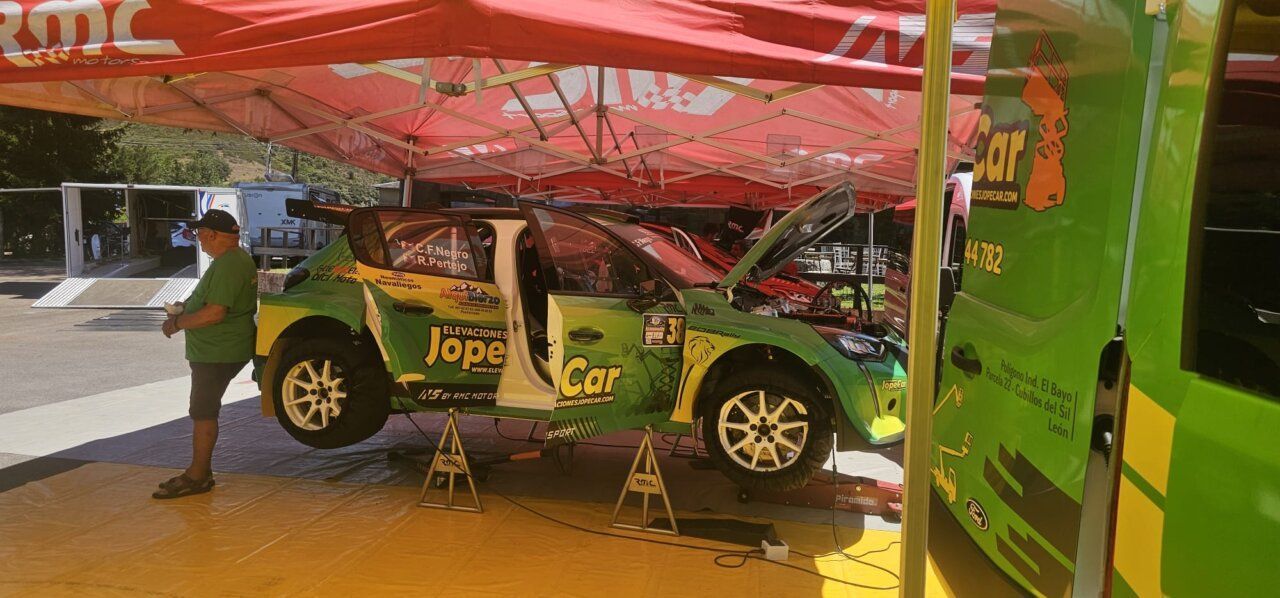 Preparativos de un coche de carreras en la Subida a Riego de Ambrós