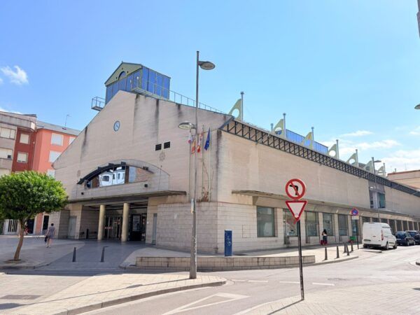 Fachada del Mercado de Abastos en Ponferrada con detalles arquitectónicos