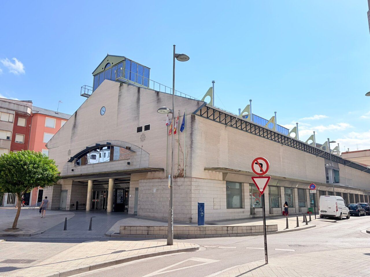Fachada del Mercado de Abastos en Ponferrada con detalles arquitectónicos