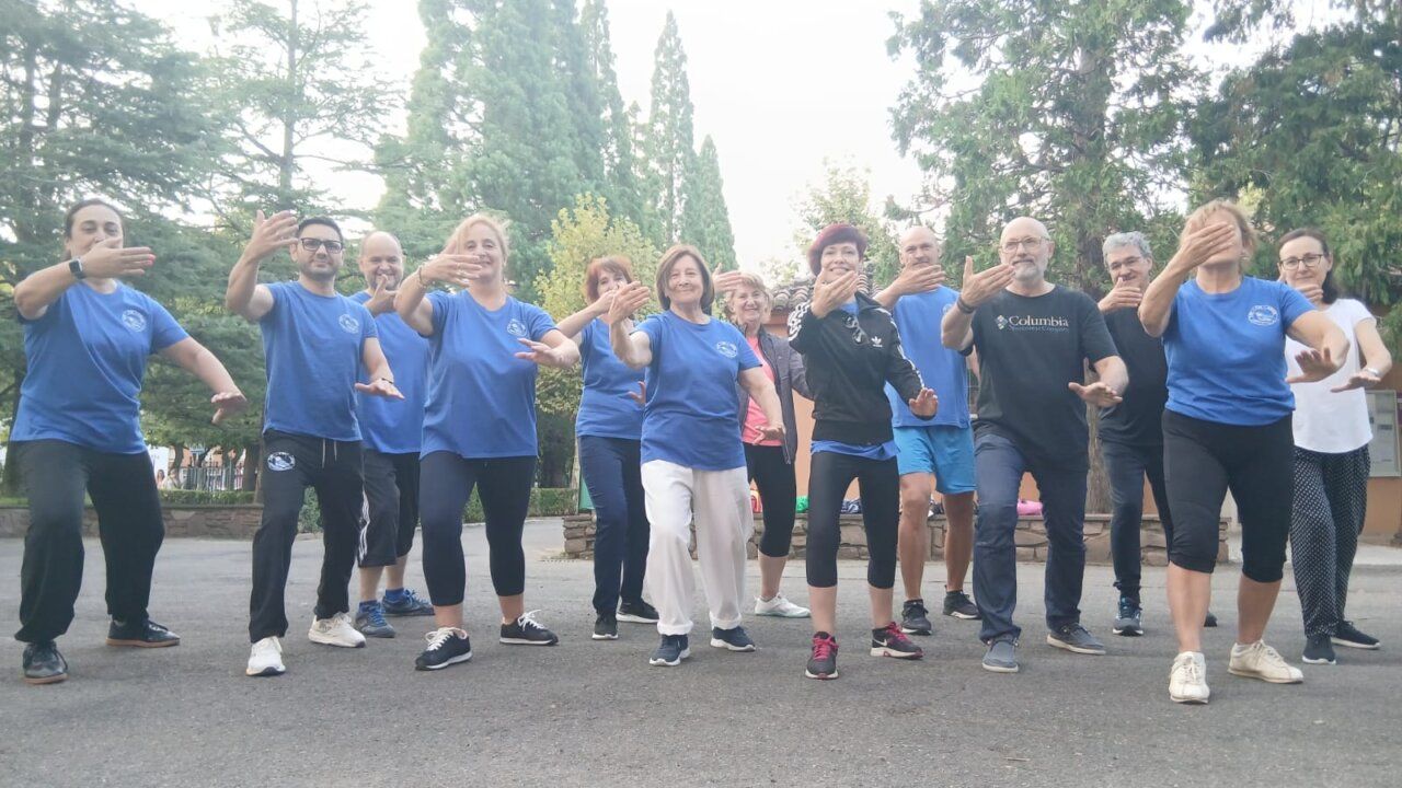 Grupo de personas practicando taichí al aire libre en Cacabelos