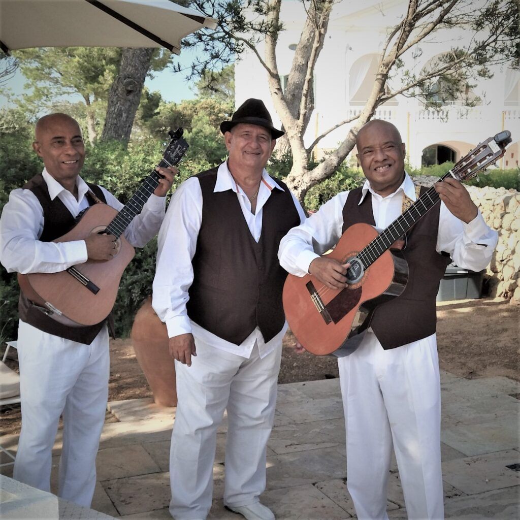Tres músicos con guitarras en un evento cultural en El Bierzo