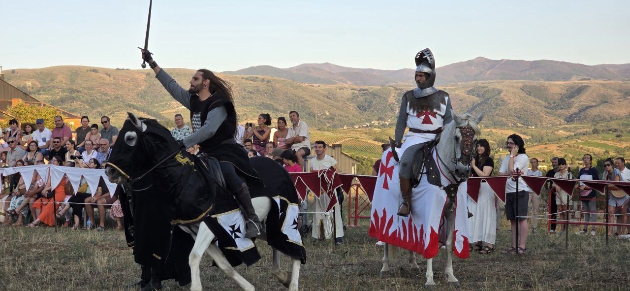 Caballeros en un torneo medieval durante la Noche Templaria en Ponferrada
