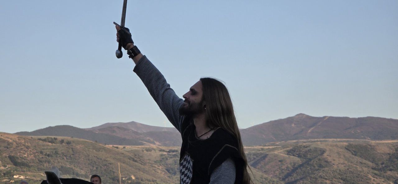 Caballero levantando una espada durante el torneo medieval en Ponferrada