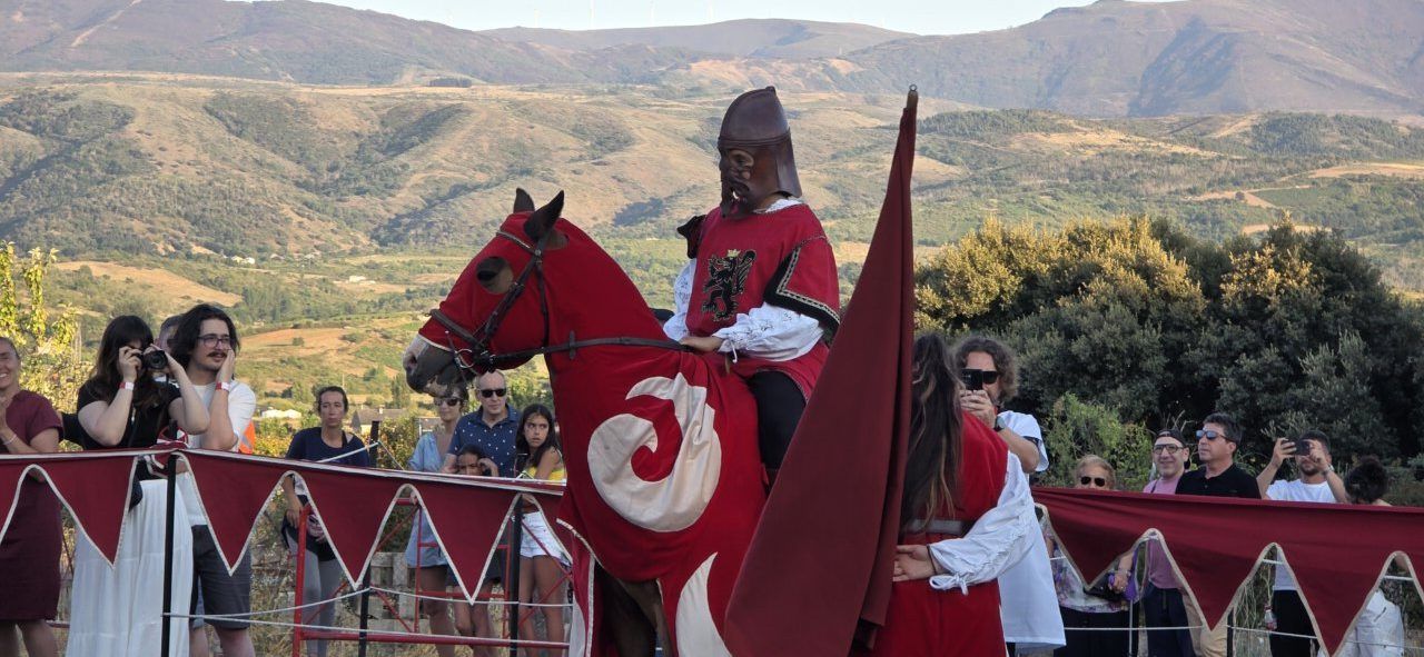 Caballero templario montado en caballo durante un torneo