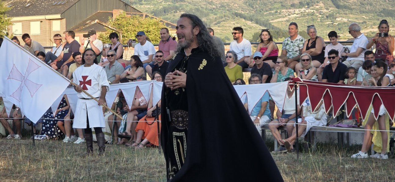 Participante del torneo templario con bandera en un evento