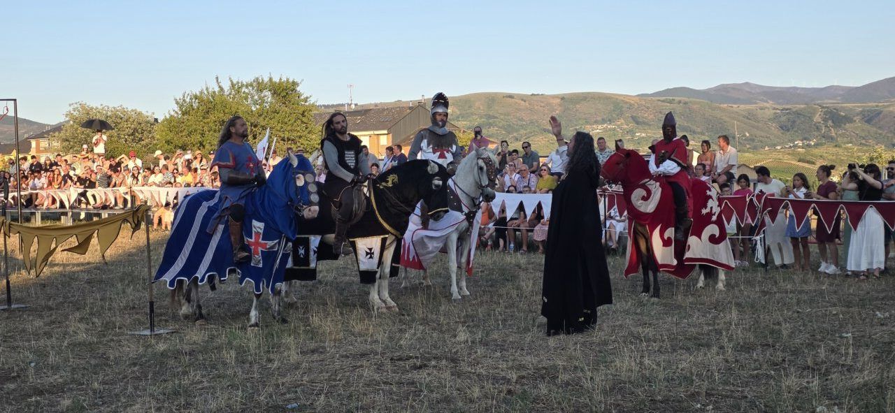 Caballeros en un torneo templario montando a caballo