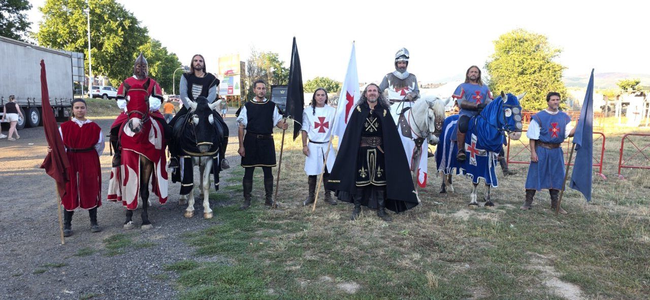 Grupo de personas vestidas como caballeros templarios en un torneo