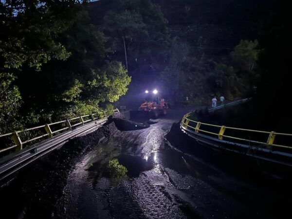 Maquinaria trabajando en el acceso al Valle de Fornela por la noche