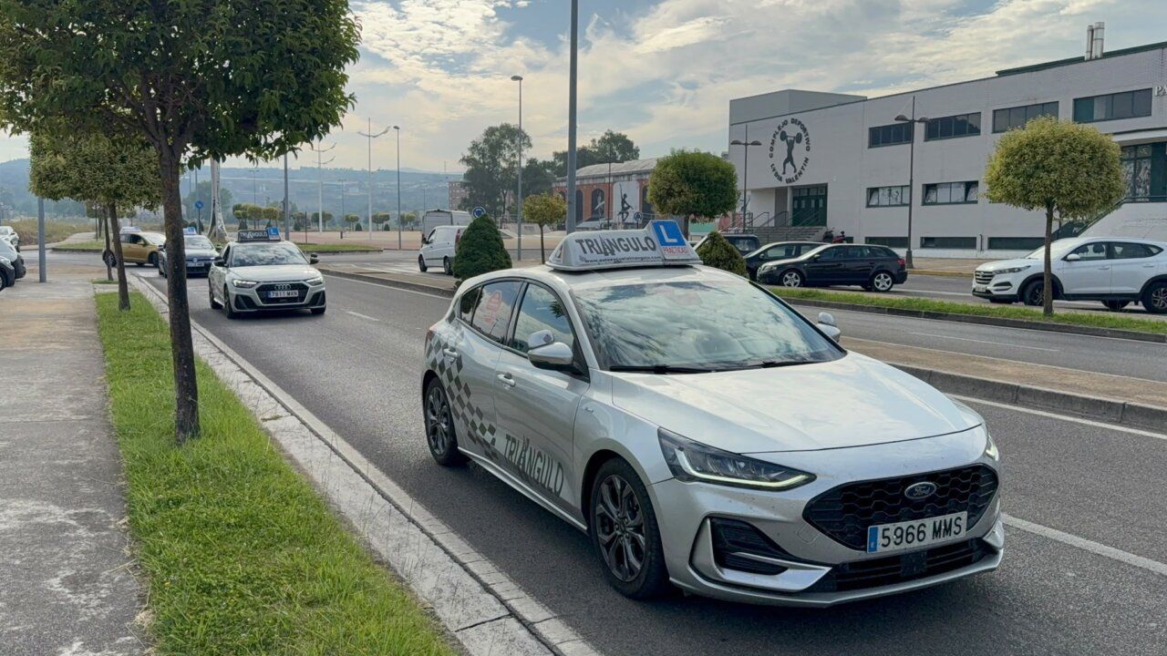 Coche de autoescuela Triángulo en una manifestación en León