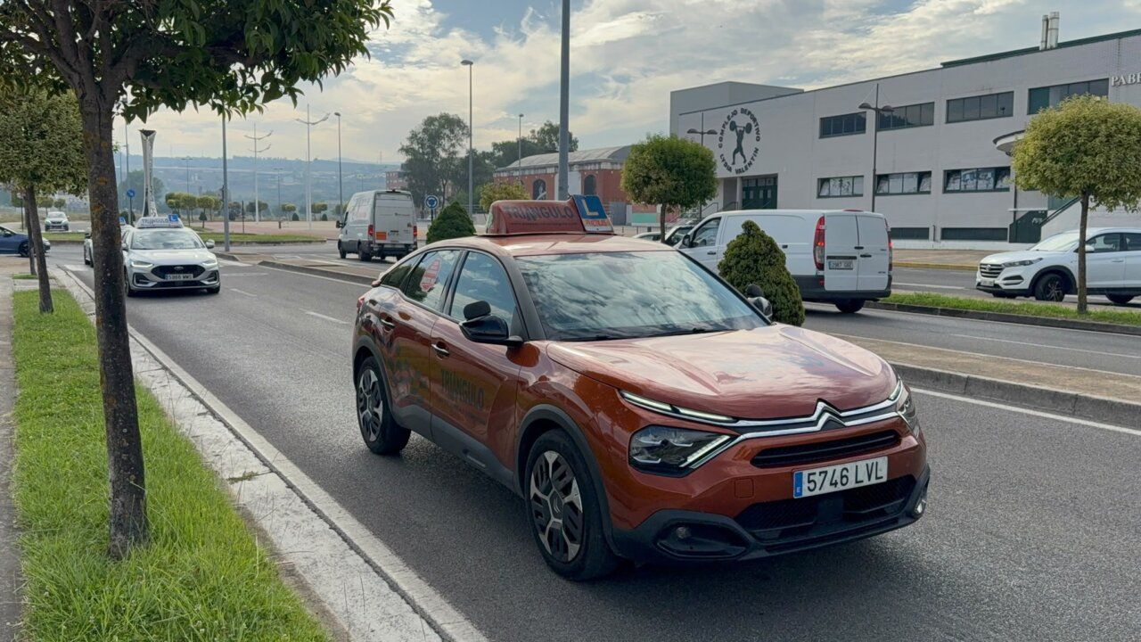 Coche de autoescuela en una manifestación en León