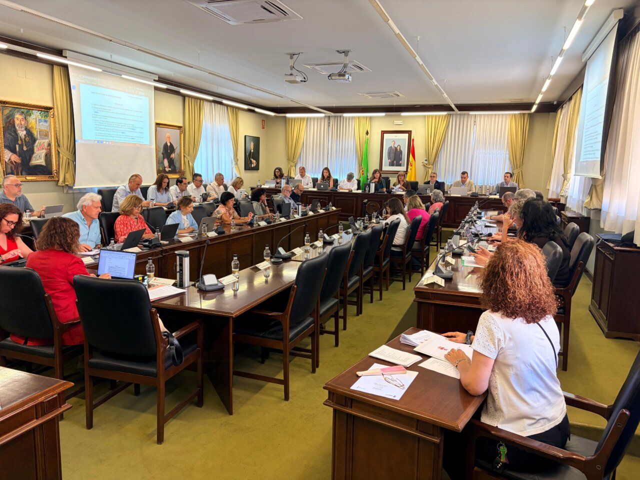 Reunión del Consejo de Gobierno de la Universidad de León con varios asistentes