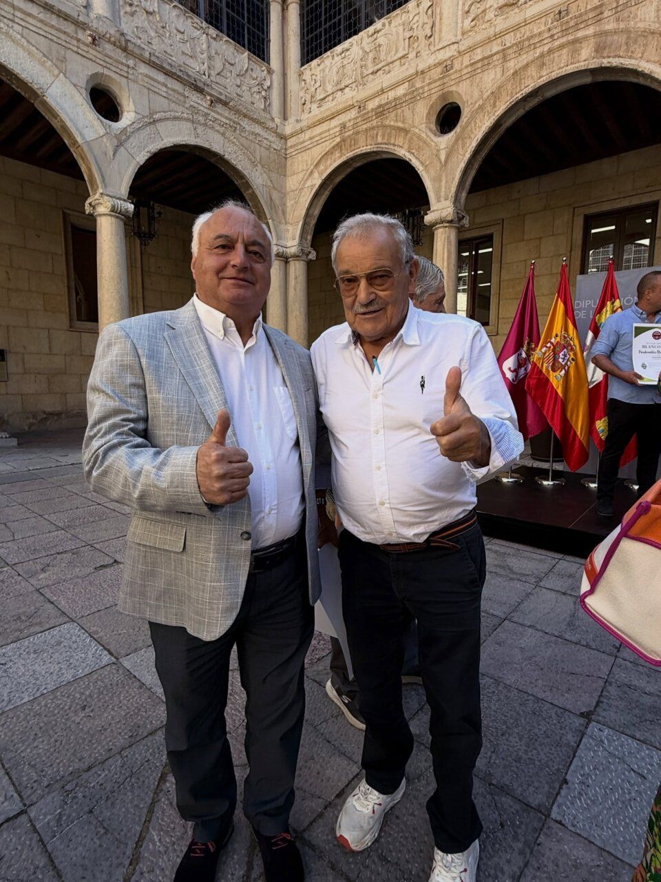 Dos hombres sonrientes en la entrega de los V Premios Pisado en León