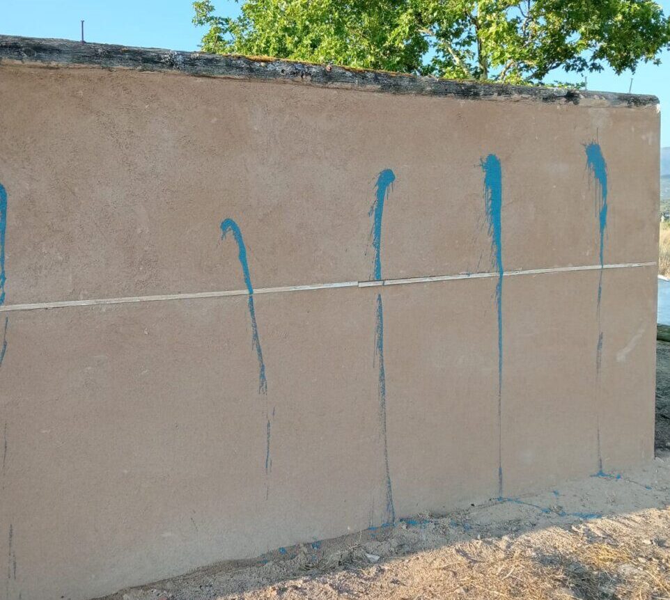 Fachada dañada por vandalismo en área de descanso para peregrinos
