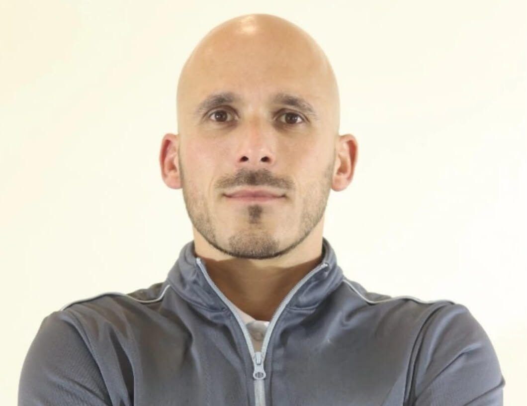 Víctor Sousa, nuevo entrenador del Bembibre H.C., con brazos cruzados