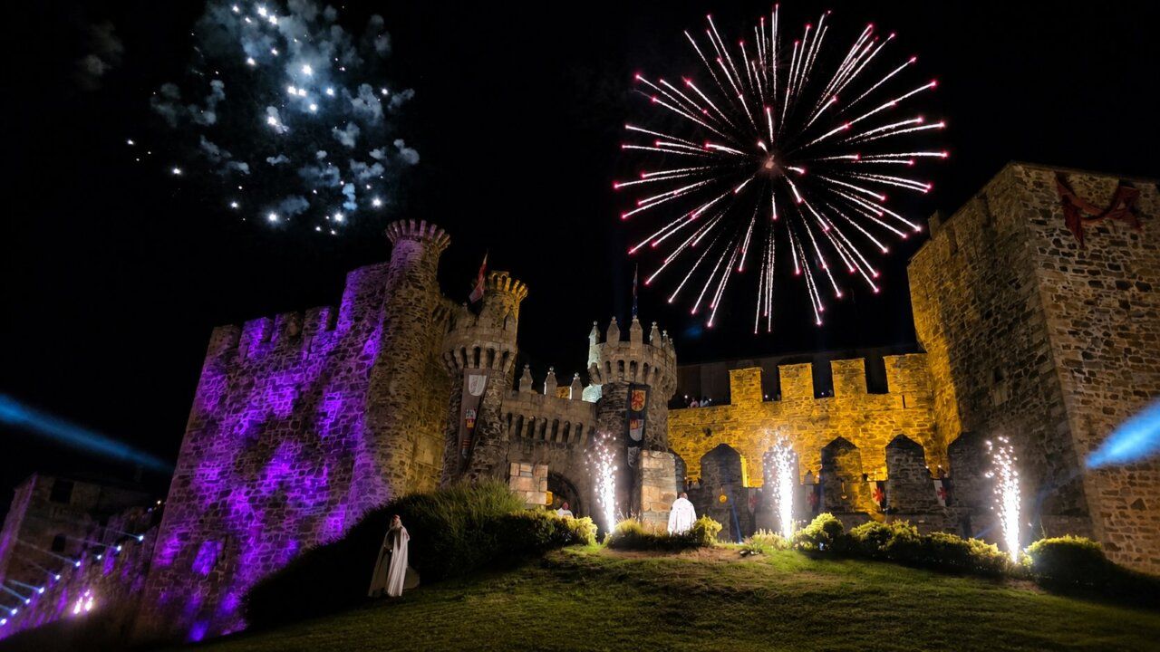 Castillo iluminado con fuegos artificiales durante el desfile de La Noche del Arca y el Grial