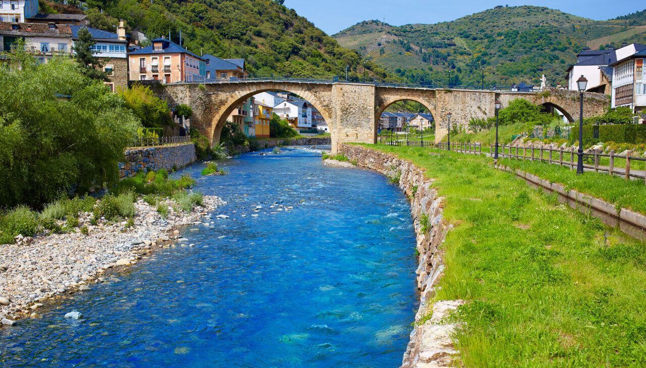 Vista del puente sobre el río en Villafranca del Bierzo