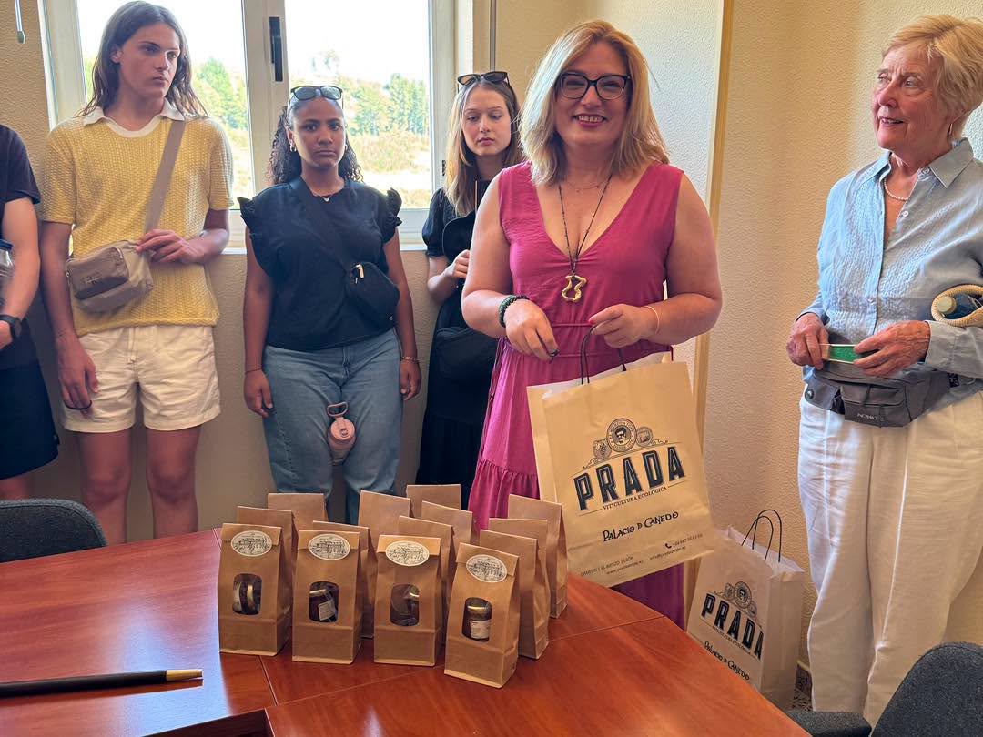 Grupo de estudiantes de Ohio en visita cultural en Arganza
