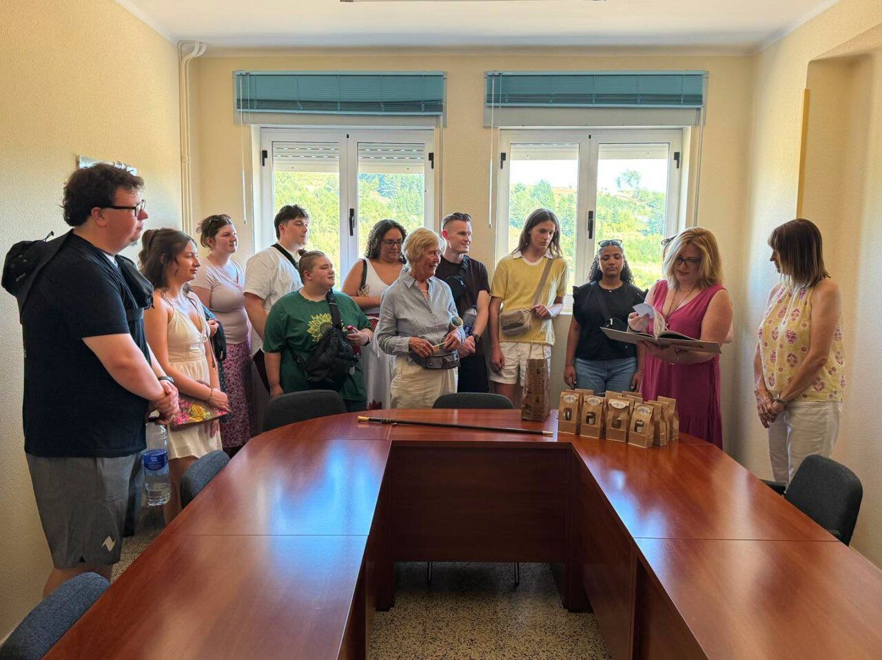 Grupo de estudiantes de Ohio en la recepción del Ayuntamiento de Arganza