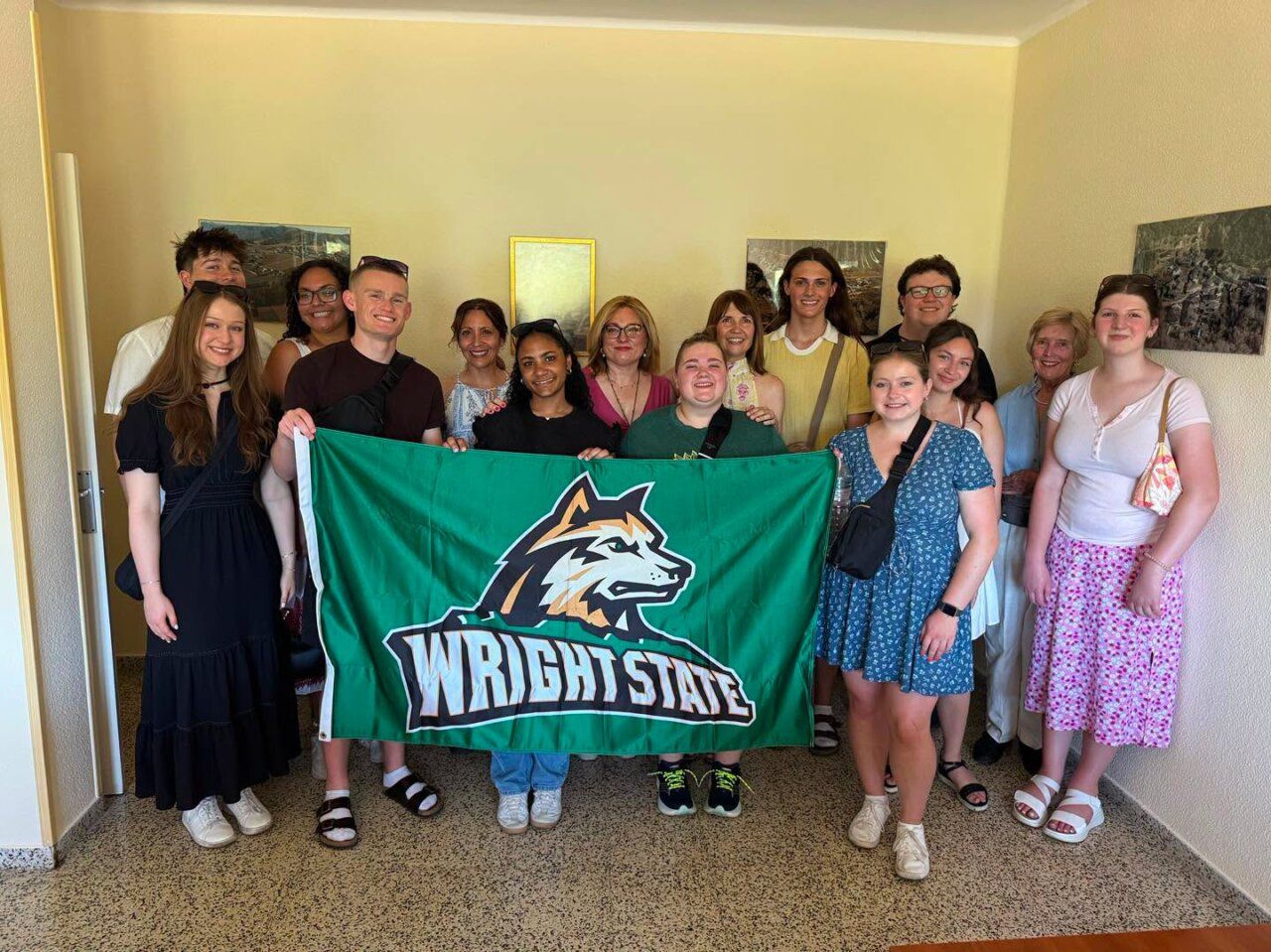 Grupo de estudiantes de Wright State University en Arganza con bandera.