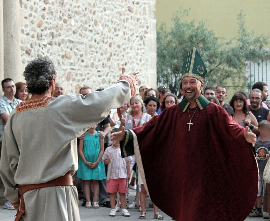 Actores en vestimenta histórica durante una visita teatralizada en Ponferrada