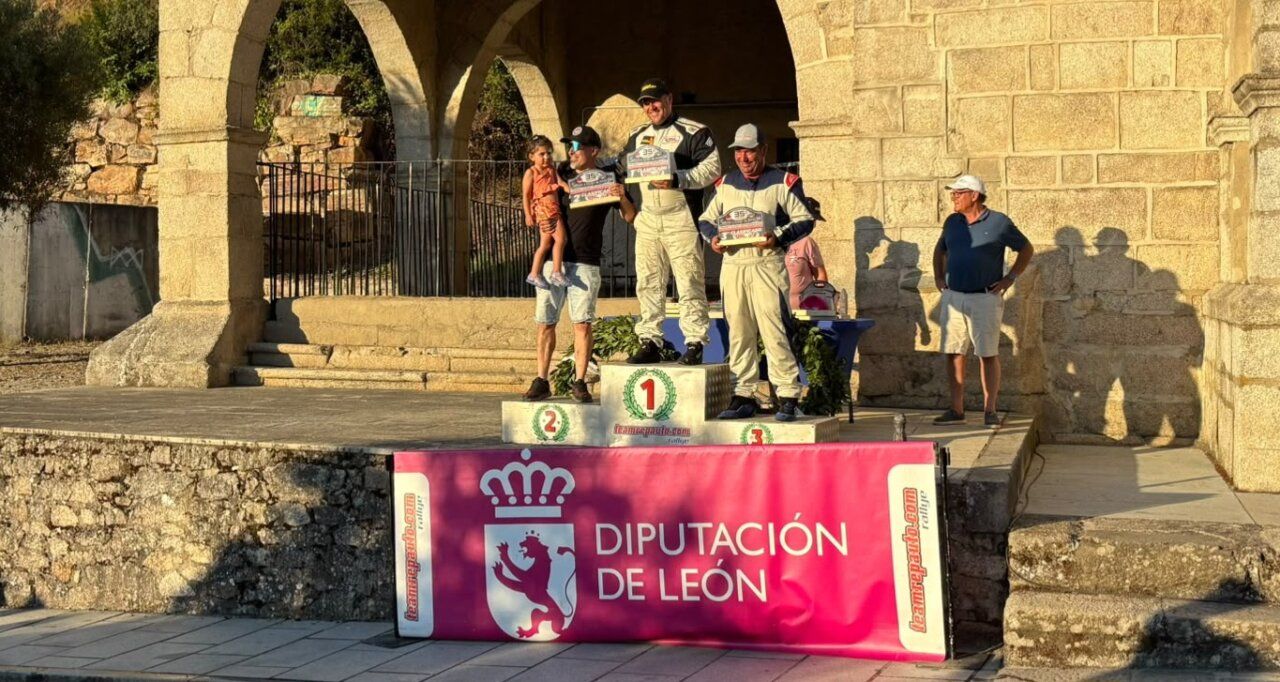 Pilotos en el podio de la XXXV Subida a Riego de Ambrós