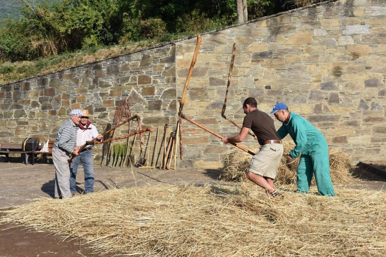 Hombres trabajando en la malla tradicional en Corullón