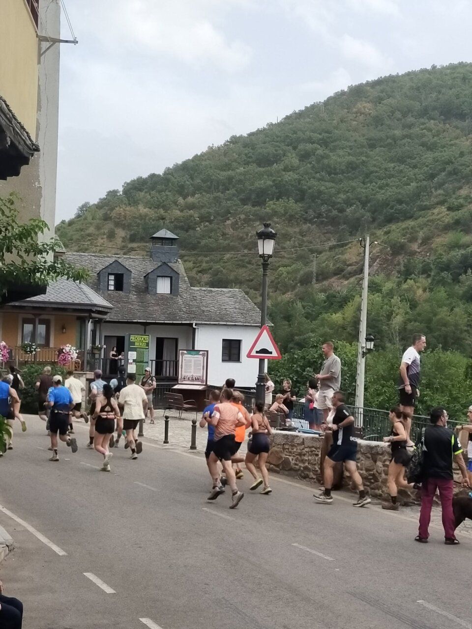 Corredores participando en la Carrera de Montaña de Molinaseca