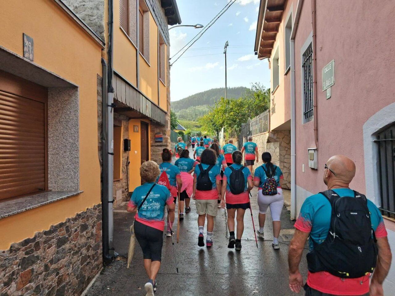 Participantes de la XXI Marcha Nocturna en Arganza caminando por una calle