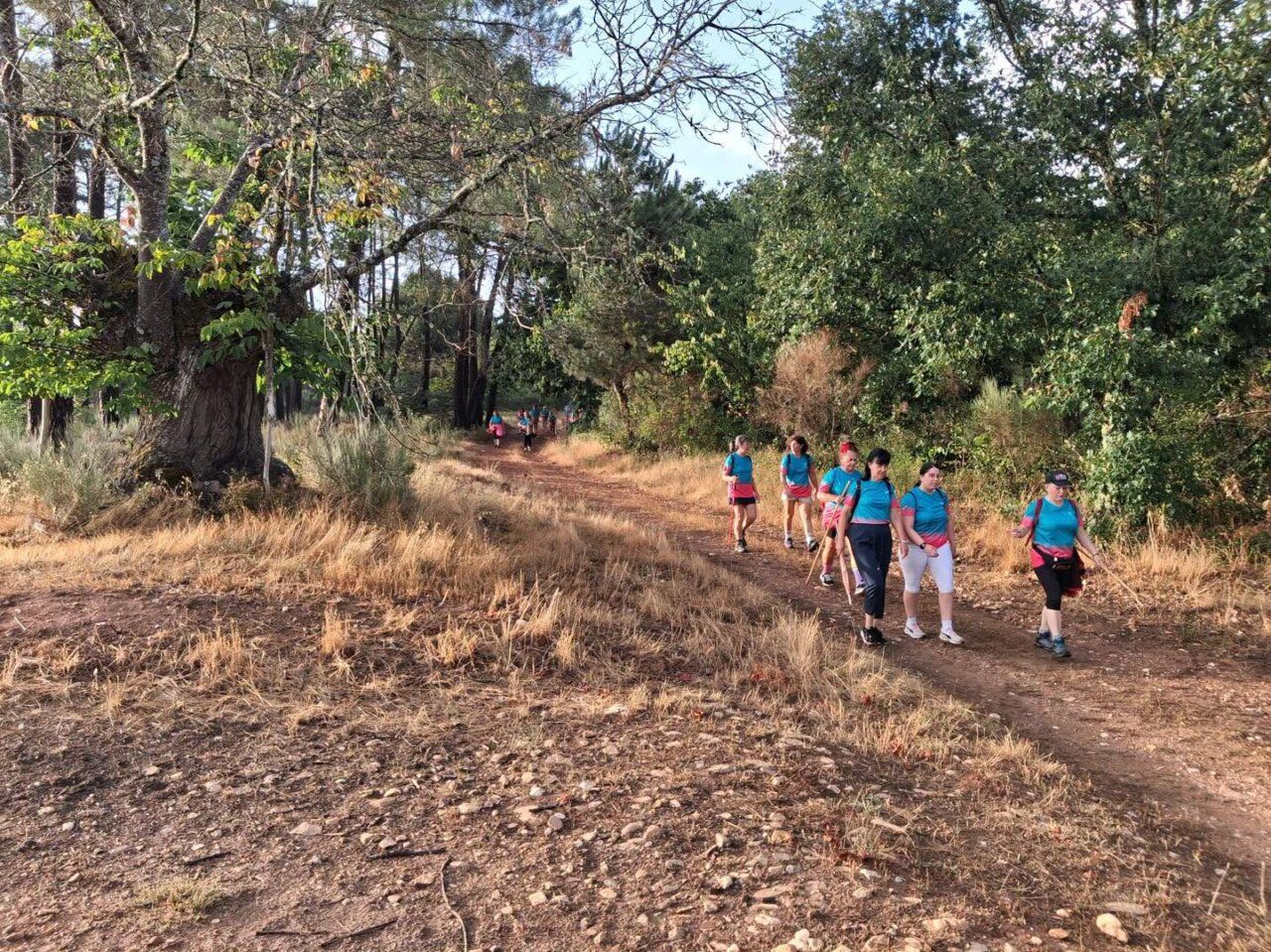 Participantes caminando en la XXI Marcha Nocturna de Arganza