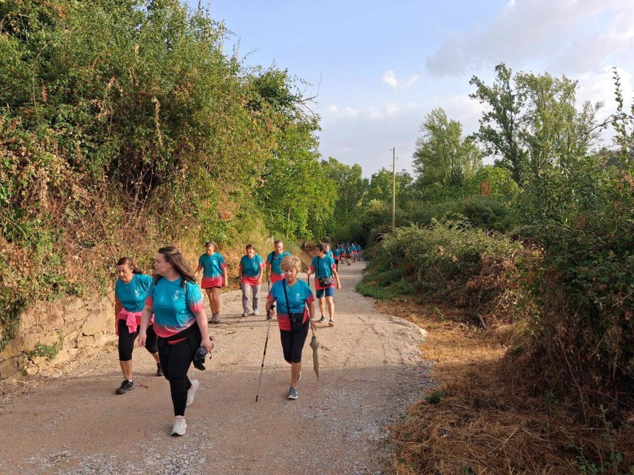 Participantes de la XXI Marcha Nocturna en Arganza caminando por un sendero