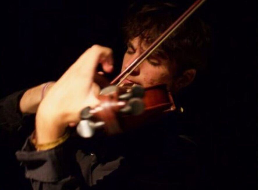 Violinista Manuel Pérez Morodo tocando en un concierto