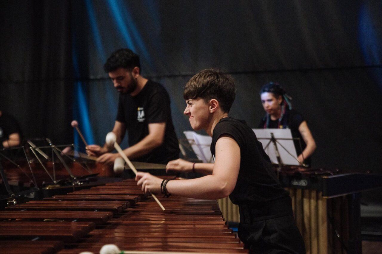 Músicos tocando marimba en un concierto en la Bodega del Castillo