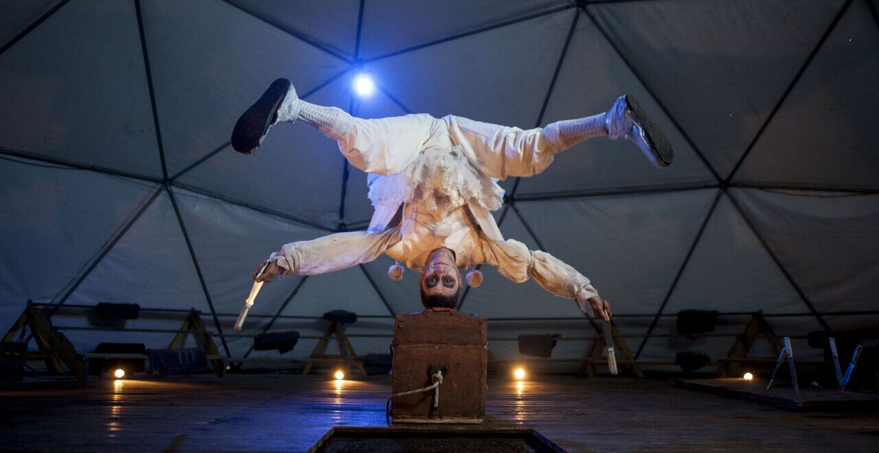 Artista de circo realizando un acto acrobático en Ponferrada
