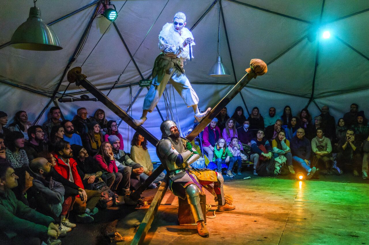 Espectáculo circense 'Duelo' en Ponferrada con artistas y público