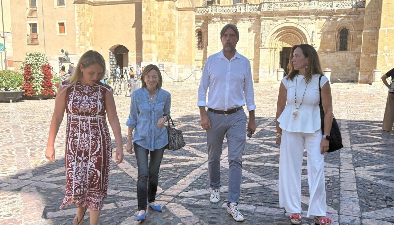 Grupo de personas caminando en una plaza en León