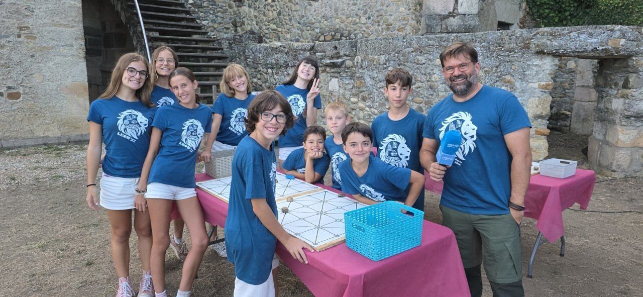 Grupo de participantes en el Campeonato de Alquerque Medieval en Carracedelo